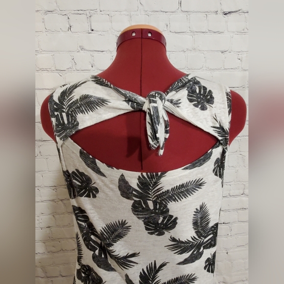 *Free add-on with purchase* Old Navy tropical white/black tank top - Picture 4 of 5